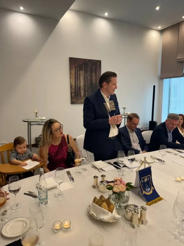 Members gathered around the table at the RCMI Annual General Meeting, Ararat Hotel
